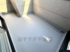 陽当たりの良いバルコニーです。お洗濯やお布団干しはもちろん、日光浴スペースにも。足元は防水工事施工済です。