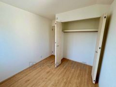 収納量たっぷりのクローゼット付です。ハンガーパイプ付で散らかりがちな洋服類もきれいに整理できます。使用頻度が少ないものは枕棚の上に、足元には3段ボックスを置いて、フル活用できるクローゼットです。