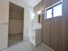 洗面台、洗濯機置き場、バスルームが連なっている、生活導線の考えられた作りになっています。FCLが隣にあるので家族のお洋服収納にも困りません＾＾