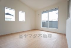 寛ぎの時間を紡ぎだす主寝室は、大型ベッドを置いても余裕の広さを確保しています。