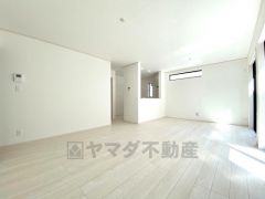 家族が集まる開放的なリビング。思い思いの時間を過ごしたり食事をしたり、素敵な団らんの場になりますね。
