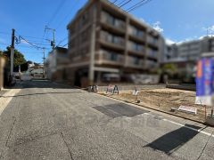 前面道路は6ｍと広々としているので、駐車も楽々できますね