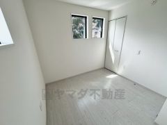 家具を選ばないナチュラルなフローリングとシンプルなクロスです