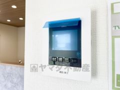 防犯性もばっちり、TVモニター付きインターホン完備。大きなモニターで玄関先を確認できます。録画機能が付いているので不在時の訪問者も確認できて安心です＾＾