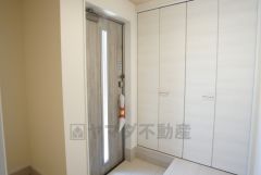 採光も考えられた明るい玄関です。たっぷり収納できるシューズボックス付きなので、家族全員の靴がきれいに整頓できます。