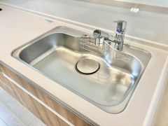大きなお鍋も楽々洗える幅の広いシンクです＾＾ステンレスシンクなので簡単にお掃除できますよ。洗剤やスポンジもすっきりできる収納付き。