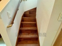 お子様も高齢の方も安心して上り下りができる手摺がついた安心設計です。 階段には小窓を配置しました。日中でも暗くなりがちな階段下が明るくなり安全ですね。 