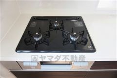 3種類の料理が同時に調理できる、3口ガスコンロ。忙しい夕食の支度時間が短縮できて効率よくお料理が楽しめます。