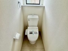 ウォシュレット付きトイレです。1階2階の2ヶ所にトイレがあるので、忙しい朝にもゆとりができますね＾＾ 温水洗浄便座リモコン付き。