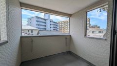 陽当たりの良いインナーバルコニーです。お洗濯やお布団干しはもちろん、日光浴スペースにも。