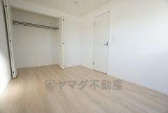 暖かい日差しが差し込む洋室。たっぷり収納できるクローゼット付きでお部屋の中をすっきりと快適に保てます。