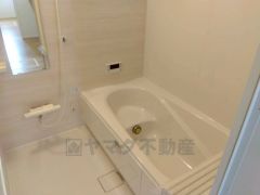 1日の疲れを癒すくつろぎのバスルーム。足を伸ばしてもゆったりと入れるサイズです。お子様と一緒にお風呂に入っても狭くないですね＾＾