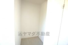 大容量のウォークインクローゼット。季節ごとのお洋服全てを収納できるので、衣替えも楽になりますね＾