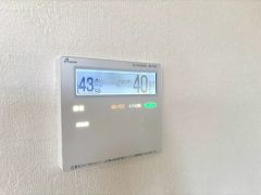 お湯張り、追い炊き、足し湯がボタン一つで楽々操作できる非常に便利な給湯機リモコンです。追い炊きがついていると寒い冬は水道代の節約にもなるので助かりますね
