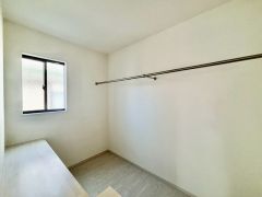 1階には大容量のファミリークローゼット。季節ごとのお洋服全てを収納できるので、衣替えも楽になりますね＾＾