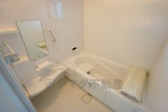 同仕様写真。現況と異なる場合は現況優先です。 1日の疲れを癒すくつろぎのバスルーム。足を伸ばしてもゆったりと入れるサイズです。お子様と一緒にお風呂に入っても狭くないですね＾＾