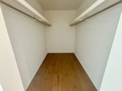 大容量のウォークインクローゼット。季節ごとのお洋服全てを収納できるので、衣替えも楽になりますね＾＾