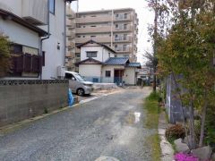 前面道路北側、私道4.7ｍ（私道持分1/6）に面しています。