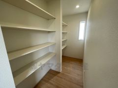 キッチンにはパントリーを設けています。調理家電や食品のストックをすっきりまとめられ、キッチン周りを広々使えます。