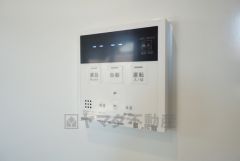 キッチン横からお湯張り、追い炊き、足し湯がボタン一つで楽々操作できる給湯機リモコンです＾＾忙しい夕飯の準備の時間帯に重宝しますね。