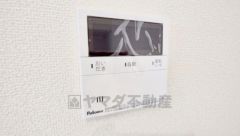 キッチン横からお湯張り、追い炊き、足し湯がボタン一つで楽々操作できる給湯機リモコンです＾＾忙しい夕飯の準備の時間帯に重宝しますね。