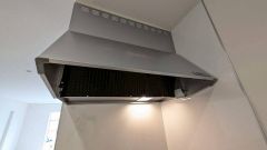 コンロ上には換気扇完備＾＾ すぐ横に小窓が設けられているので、換気扇と合わせてWで換気できます＾＾