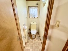 窓付きで明るく換気も快適な清潔感あるトイレ