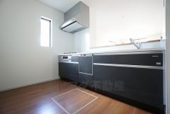 同仕様写真。対面式カウンターキッチンからはお子様の様子が見守れます。ダイニングへの配膳や調理の時便利なカウンター付き。