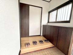 採光も考えられた明るい玄関です。