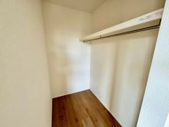 大容量のウォークインクローゼット付きの洋室。季節ごとのお洋服全てを収納できるので、衣替えも楽になりますね＾＾