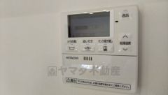 キッチン横からお湯張り、追い炊き、温度調節がボタンで楽々操作できる給湯器リモコンです＾＾忙しい夕飯の準備の時間帯に重宝しますね。