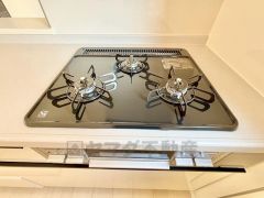 3種類の料理が同時に調理できる、3口ガスコンロ。忙しい夕食の支度時間が短縮できて効率よくお料理が楽しめます。