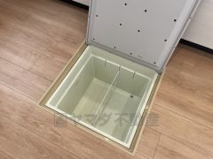 キッチンには床下収納を設けています。生活スペースを減らさず、キッチン用品や非常食など様々なものを収納できます。