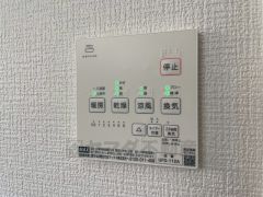 雨の日の洗濯も安心できる浴室暖房乾燥機付き浴室。リモコンで操作もボタン1つで簡単。