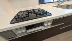 3種類の料理が同時に調理できる、3口ガスコンロ。忙しい朝食やお弁当作りも効率良くお料理できますね＾＾
