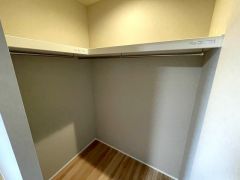 大容量のウォークインクローゼット。季節ごとのお洋服全てを収納できるので、衣替えも楽になりますね＾＾