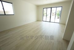 大きな掃き出し窓のあるリビングは、陽光あふれる明るい空間です。ゆったりと寛げる憩いの場となりそうです。