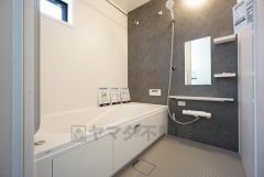 1日の疲れを癒すくつろぎのバスルーム。足を伸ばしてもゆったりと入れるサイズです。お子様と一緒にお風呂に入っても狭くないですね＾＾