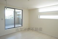 バルコニーに面した陽当たりの良い洋室です＾＾