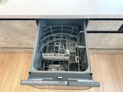 炊事時間を大幅に短縮できる食器洗浄乾燥機付き＾＾食器を洗う手間が減るので家族とのコミュニケーションの時間や自分の時間が増えますね。