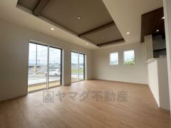 大きな窓のあるリビングは陽光あふれる明るい空間です。居心地良く、ご家族皆がゆったり寛げる憩いの空間となりそうです。