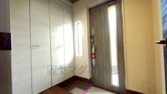 同仕様写真。玄関扉から光の差し込む明るい玄関です。 たっぷり収納できるシューズボックス付きなので、家族全員の靴がきれいに整頓できます。