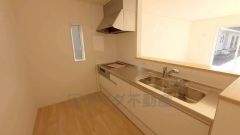 最新の設備を備えたオール電化キッチンです＾＾収納も、作業スペースも広々と設けられた使いやすいシステムキッチンです＾＾