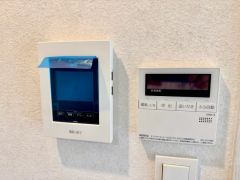 お風呂のお湯張りや給湯の温度調整、追い炊きがボタンで楽々操作できる給湯機リモコンと、部屋の中にいながら訪問者の確認ができるTVモニター付きインターフォンがキッチン近くに設置されています＾＾