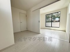 5帖の洋室はツードア仕様です。お子様の成長に合わせてご利用いただけます。