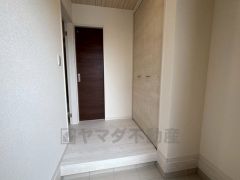 大容量のシューズボックス。高い収納力で玄関まわりをすっきり保てます。急な来客があっても気持ちよく対応できますね。