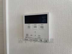 キッチン横から追い炊き、温度調節など楽々操作できる給湯器リモコンです＾＾忙しい夕飯の準備の時間帯に重宝しますね。