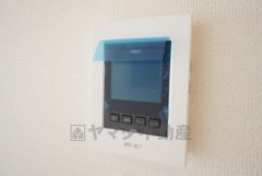 防犯性もばっちり、TVモニター付きインターホン完備。大きなモニターで玄関先を確認できます。録画機能が付いているので不在時の訪問者も確認できて安心です＾＾