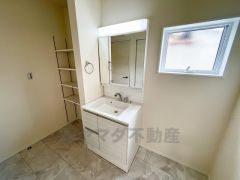 三面鏡にハンドシャワー付きで使いやすい洗面台です＾＾鏡裏と洗面ボウル下に収納付きの洗面台なので、整理整頓ができスッキリと使えます＾＾