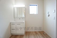 洗面台、洗濯機置き場、バスルームが連なっている、生活導線の考えられた作りになっています。